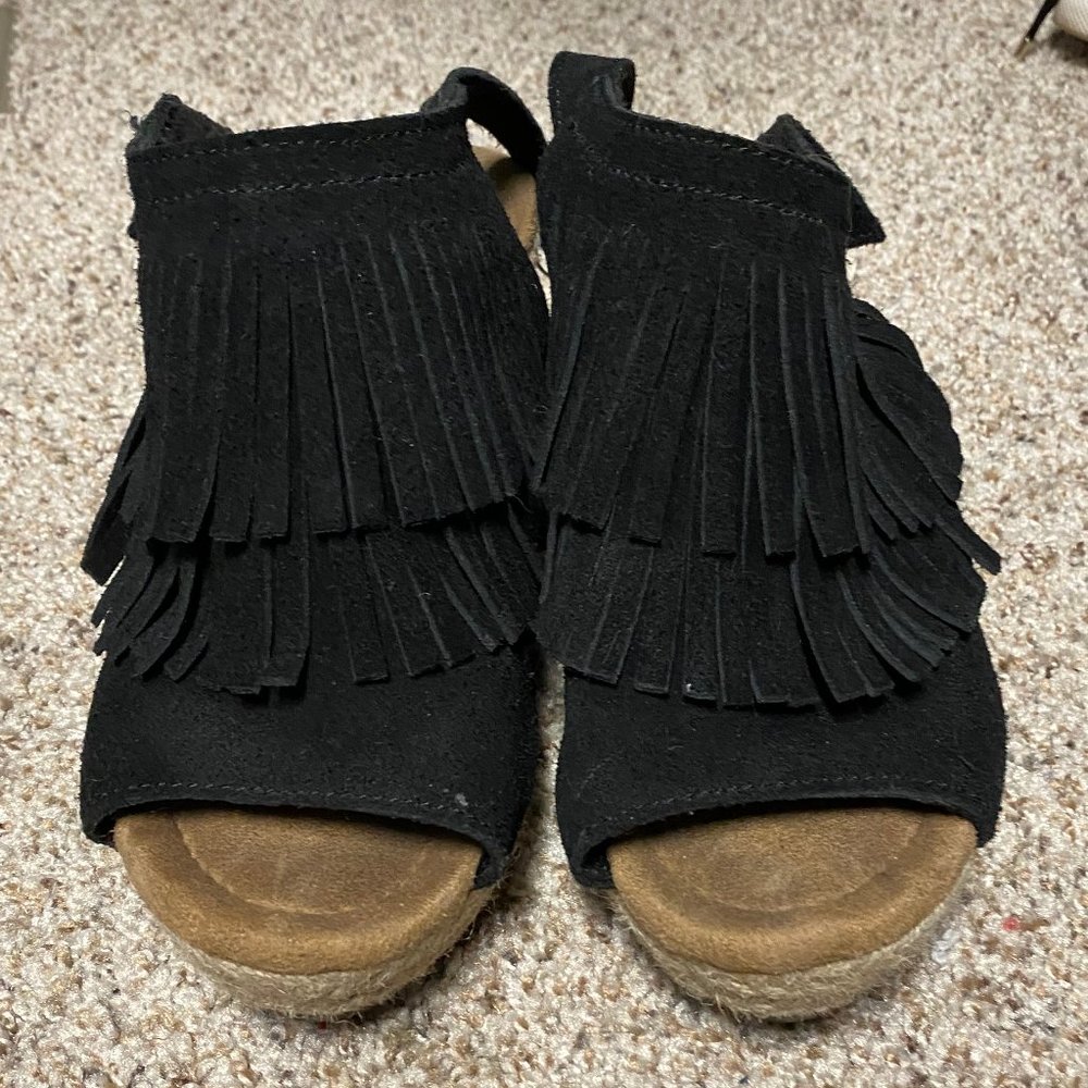 Black fringe wedges